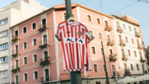 La camiseta conmemorativa cuelga de una farola en la calle