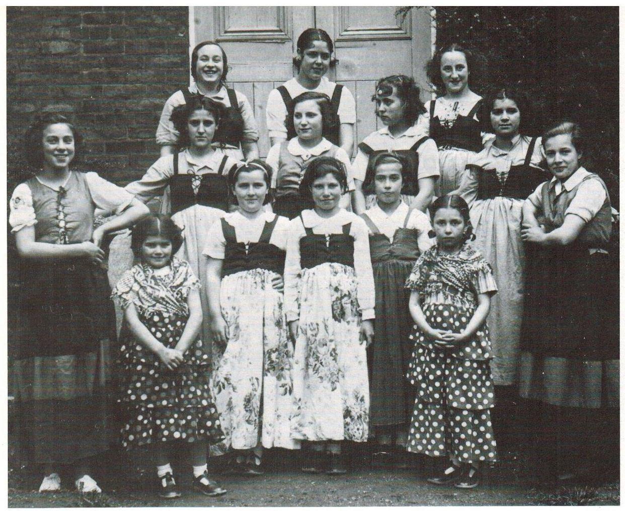 Niñas posan con trajes tradicionales en la colonia de Brampton