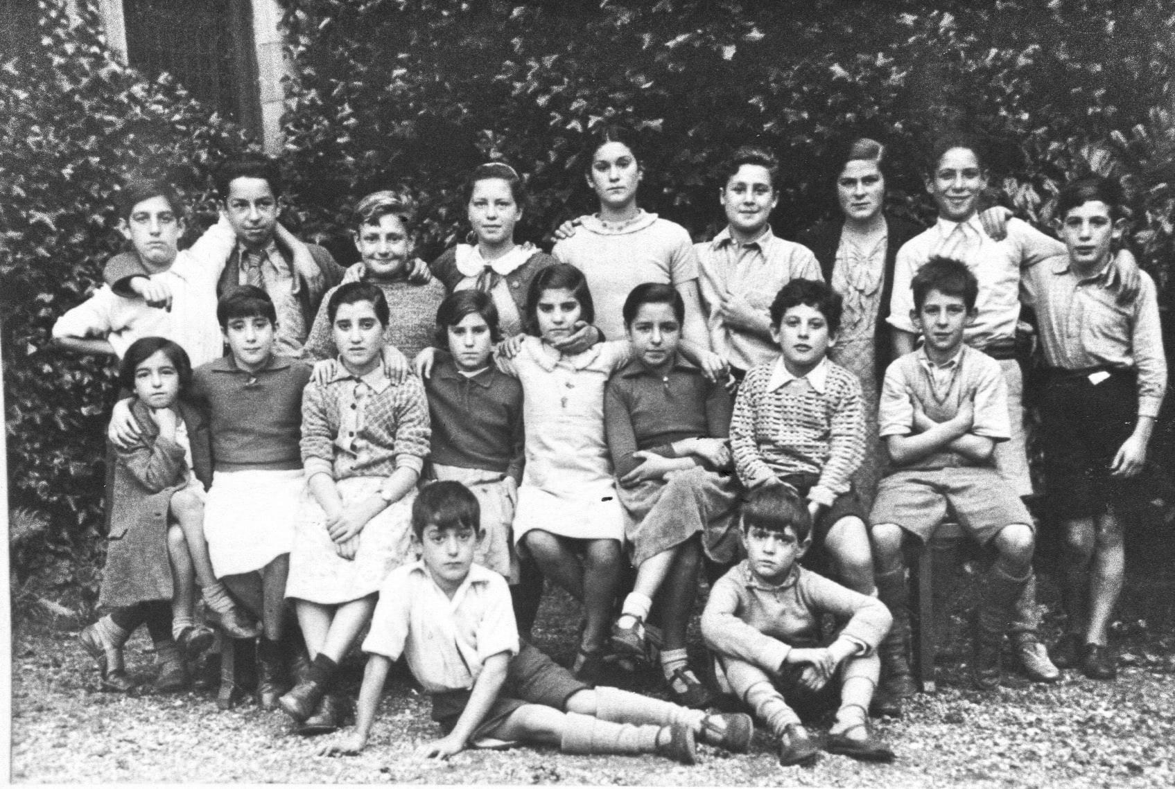 Un grupo de niñas y niños posa en la colonia de Guisborough